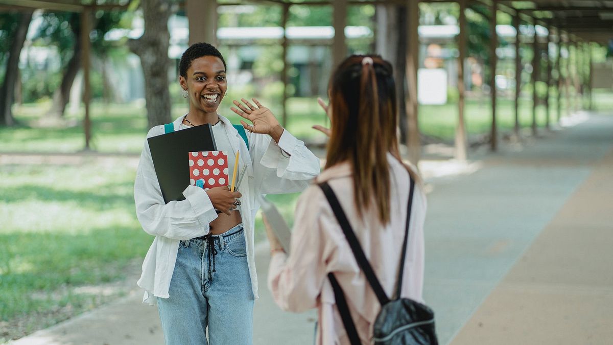 國外有不少有趣的「打招呼」口語說法,希平方特別整理了最常見的5種用語。(圖/取自Pexels) 國外有不少有趣的「打招呼」口語說法,希平方特別整理了最常見的5種用語。(圖/取自Pexels)