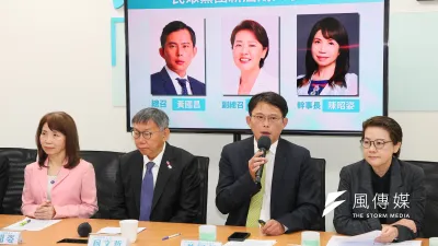 黃國昌(右二)在國會議長選前,大酸民進黨那麼怕韓國瑜當選,請投給黃珊珊。(資料照,顏麟宇攝)