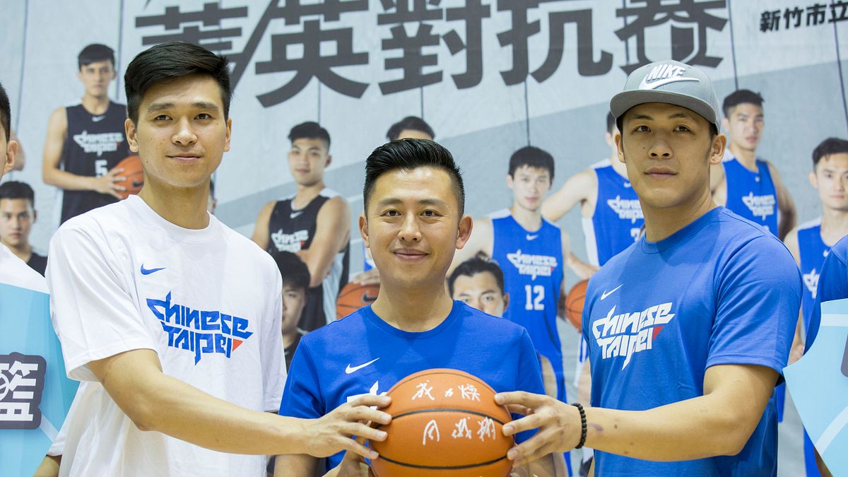 「中華男籃菁英對抗賽」將於27日舉行,新竹市長林智堅(圖中)表示,歡迎民眾踴躍索票,進場加油。(新竹市府提供) 「中華男籃菁英對抗賽」將於27日舉行,新竹市長林智堅(圖中)表示,歡迎民眾踴躍索票,進場加油。(新竹市府提供)