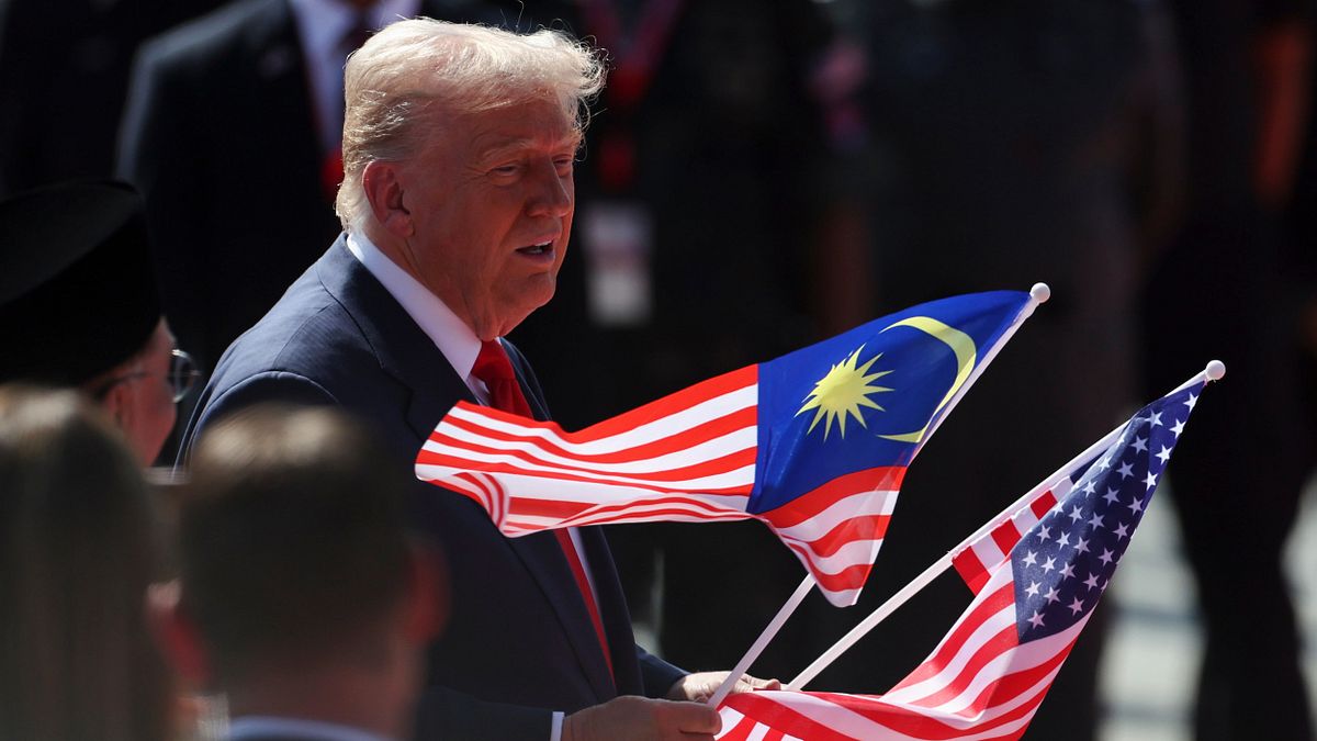 2025年10月26日、米国大統領トランプ氏がマレーシアのセパン・クアラルンプール国際空港に到着し、マレーシアのアンワル首相が直々に出迎えた。(写真/AP通信提供) 2025年10月26日、米国大統領トランプ氏がマレーシアのセパン・クアラルンプール国際空港に到着し、マレーシアのアンワル首相が直々に出迎えた。(写真/AP通信提供)