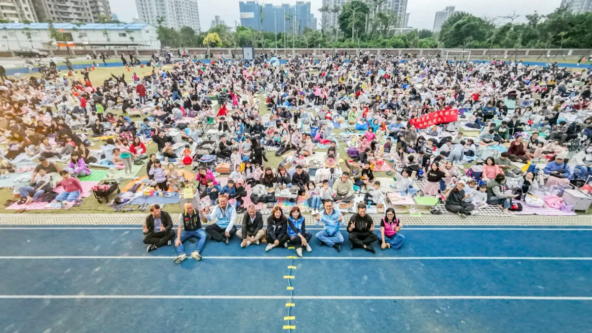 新世代里長運用數位思維有效經營社區,連結居民情感。圖為今年(115年)3月新北市淡水區崁頂里星光電影院活動,參與人次超過2000人。(圖片來源:吳庭岳 崁頂里里長 Facebook)