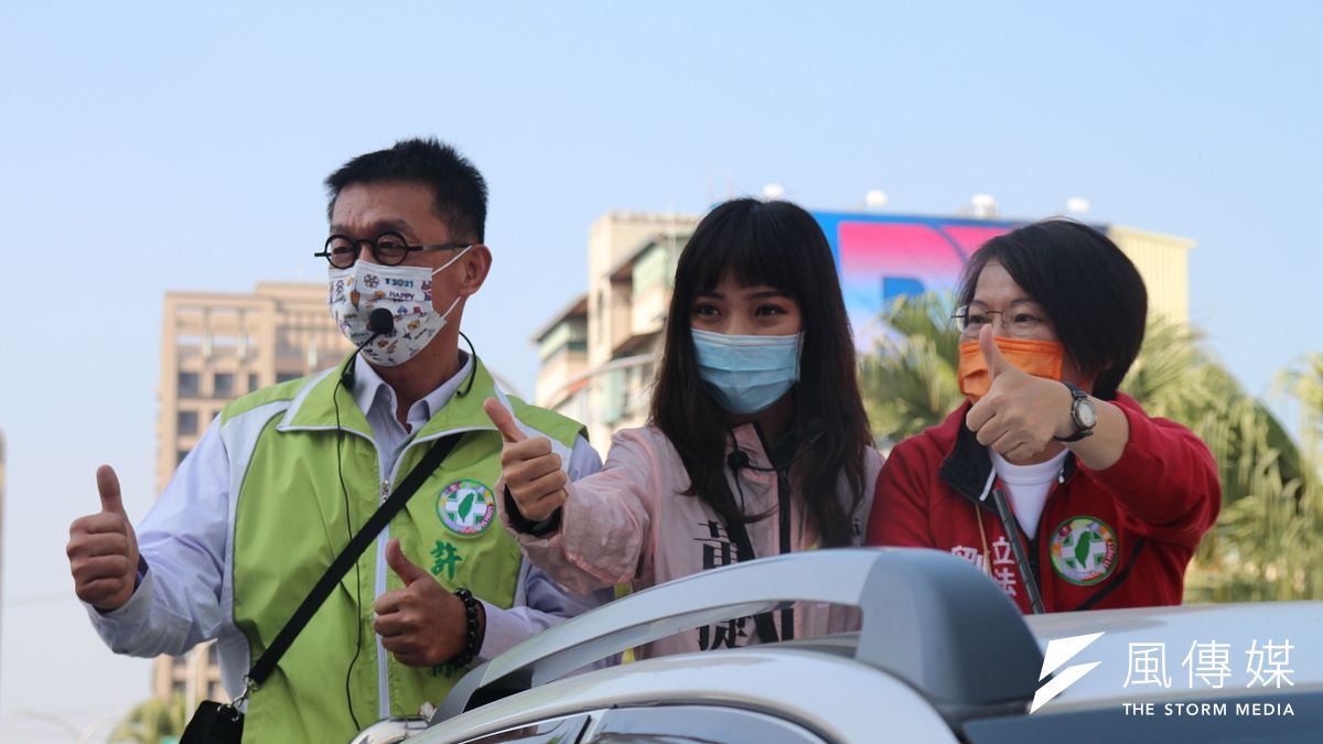 高雄市議員黃捷罷免案在即,黃捷(中)5日進行車隊掃街宣傳反罷免。(黃信維攝) 高雄市議員黃捷罷免案在即,黃捷(中)5日進行車隊掃街宣傳反罷免。(黃信維攝)