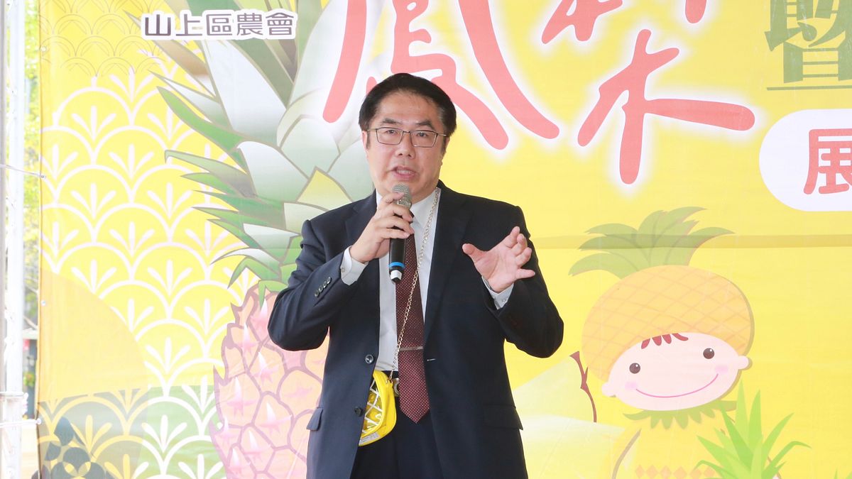 台南市長黃偉哲率台南率農會及25位青農北上板橋區農會,行銷台南的台農16號甜蜜蜜鳳梨。(圖/台南市府提供) 台南市長黃偉哲率台南率農會及25位青農北上板橋區農會,行銷台南的台農16號甜蜜蜜鳳梨。(圖/台南市府提供)