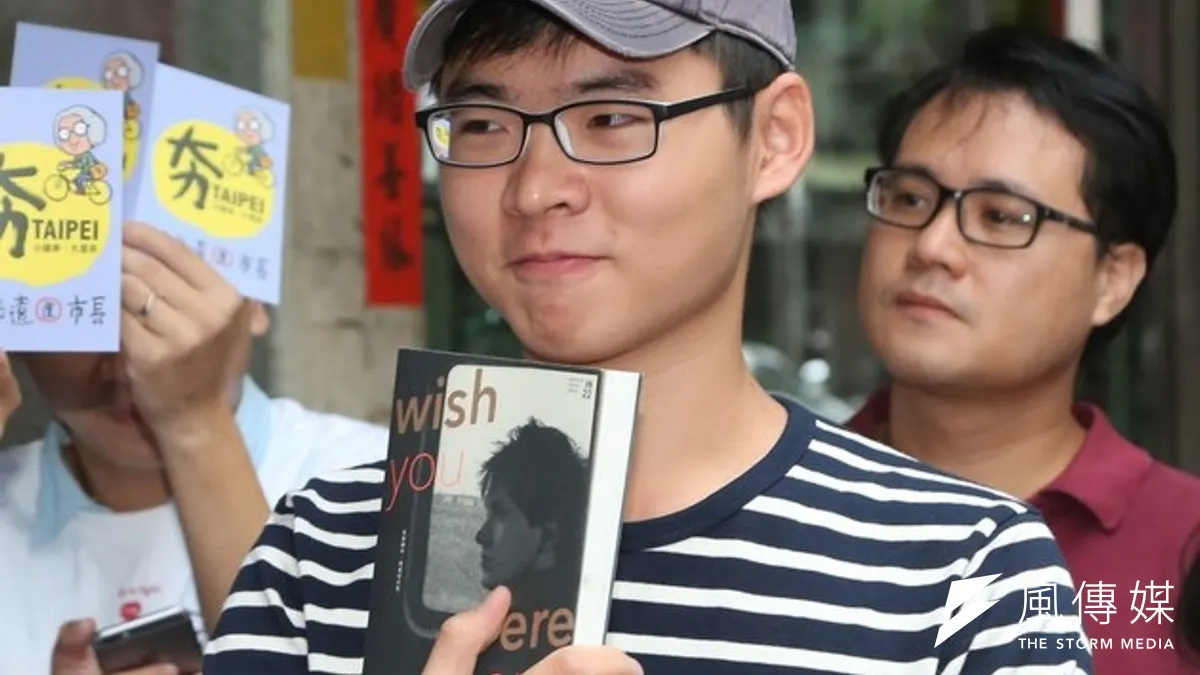 日前向總統馬英九丟書的中山大學學生顏銘緯,今日遭南檢傳訊。(資料照片,余志偉攝) 日前向總統馬英九丟書的中山大學學生顏銘緯,今日遭南檢傳訊。(資料照片,余志偉攝)