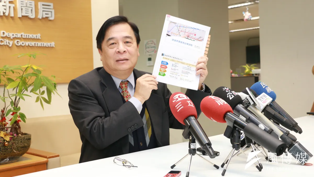 新北市交通局長鍾鳴時召開記者會說明今(9)日上午與臺北市交通局長陳學台針對所提量化數據分析簡報及對雙北市民權益影響衝擊詳加檢視討論開會內容。 (圖/李梅瑛攝)