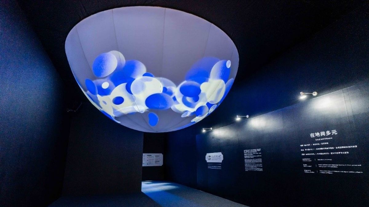 世客博世界館第一展區「序曲」。直徑五米寬的球型投影,以環形動畫呈現世界客家人篳路藍縷的開拓精神。.jpg 世客博世界館第一展區「序曲」。直徑五米寬的球型投影,以環形動畫呈現世界客家人篳路藍縷的開拓精神。.jpg