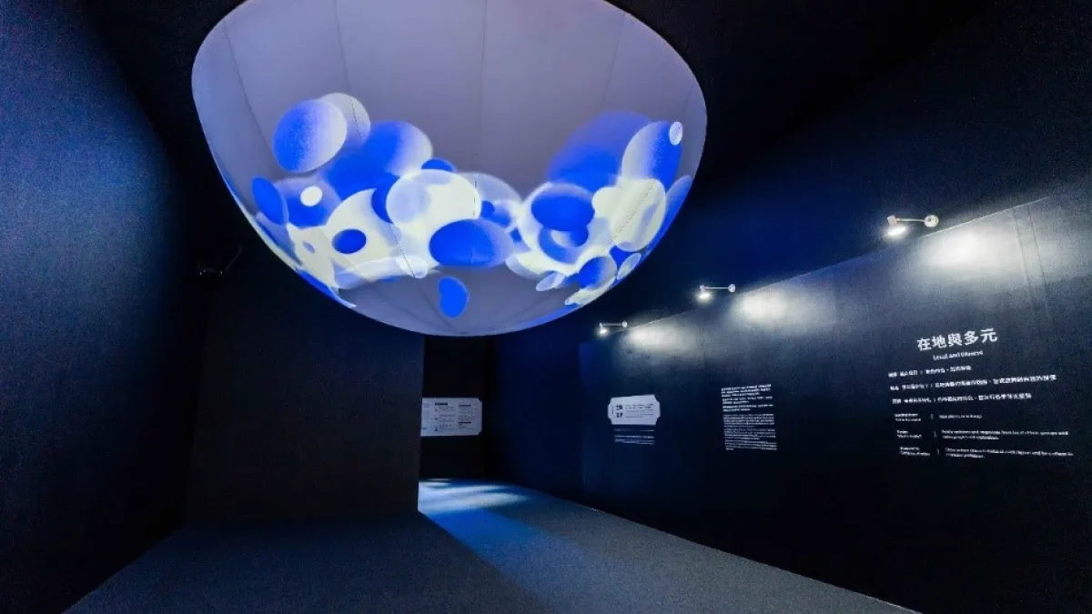 世客博世界館第一展區「序曲」。直徑五米寬的球型投影,以環形動畫呈現世界客家人篳路藍縷的開拓精神。.jpg