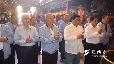 大甲鎮瀾宮動事長顏清標跟全體董監事再次跟媽祖祈求護佑台灣,並表示除非中央下決定,否則遶境繼續。(圖/王秀禾攝)