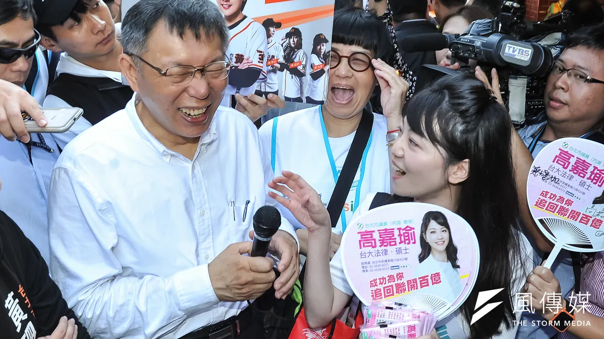 台北市第4選區(內湖、南港)立委選戰戰局特殊,藍綠將上演「雙姝對決」。其中民進黨市議員高嘉瑜(右)友柯(台北市長柯文哲)(左)色彩濃厚,也因此柯文哲在大選中扮演的角色,將對該選區造成一定程度的影響。(資料照,甘岱民攝) 台北市第4選區(內湖、南港)立委選戰戰局特殊,藍綠將上演「雙姝對決」。其中民進黨市議員高嘉瑜(右)友柯(台北市長柯文哲)(左)色彩濃厚,也因此柯文哲在大選中扮演的角色,將對該選區造成一定程度的影響。(資料照,甘岱民攝)