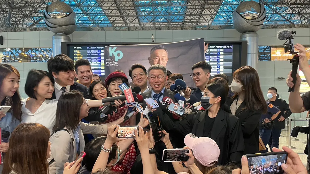 各家媒體將民眾黨主席柯文哲包圍。(民眾黨提供)