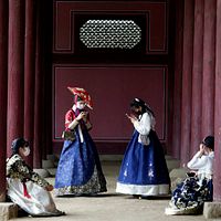 2022年9月、韓国の女子高校生がソウルの景福宮で伝統的な韓服を着て携帯を使用している。(AP通信) 2022年9月、韓国の女子高校生がソウルの景福宮で伝統的な韓服を着て携帯を使用している。(AP通信)