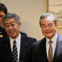 2025年3月、外相として東京で中国の王毅外相と会談した岩屋毅氏。今回は日本国際貿易促進協会の会長として北京を訪問し、王氏から台湾問題をめぐる日本の指導者の言動を早期に「是正」するよう求められた。(資料写真、AP) 2025年3月、外相として東京で中国の王毅外相と会談した岩屋毅氏。今回は日本国際貿易促進協会の会長として北京を訪問し、王氏から台湾問題をめぐる日本の指導者の言動を早期に「是正」するよう求められた。(資料写真、AP)