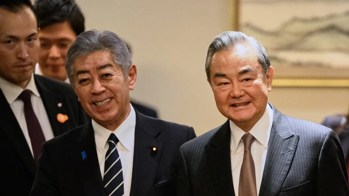2025年3月、外相として東京で中国の王毅外相と会談した岩屋毅氏。今回は日本国際貿易促進協会の会長として北京を訪問し、王氏から台湾問題をめぐる日本の指導者の言動を早期に「是正」するよう求められた。(資料写真、AP)