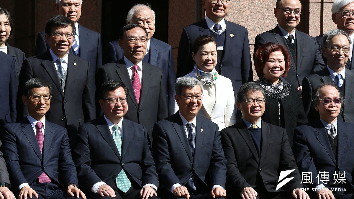 新任行政院院長陳建仁(前排中)、行政院副院長鄭文燦( 前排左二)出席新內閣團隊合影。(柯承惠攝) 新任行政院院長陳建仁(前排中)、行政院副院長鄭文燦( 前排左二)出席新內閣團隊合影。(柯承惠攝)