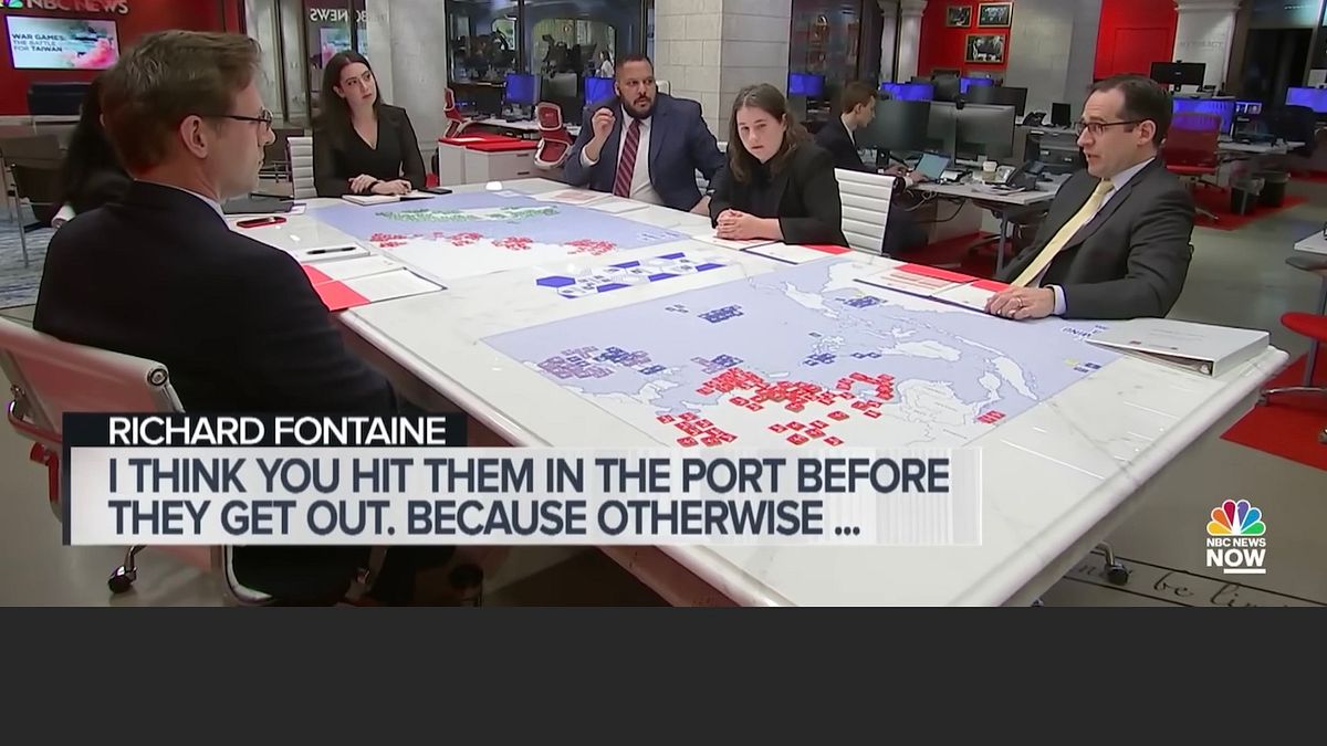 由華府智庫「新美國安全中心」(CNAS)與NBC的「台灣戰爭」兵棋推演,由CNAS執行長方登(左)扮演代表中國的紅軍。(翻攝Youtube) 由華府智庫「新美國安全中心」(CNAS)與NBC的「台灣戰爭」兵棋推演,由CNAS執行長方登(左)扮演代表中國的紅軍。(翻攝Youtube)