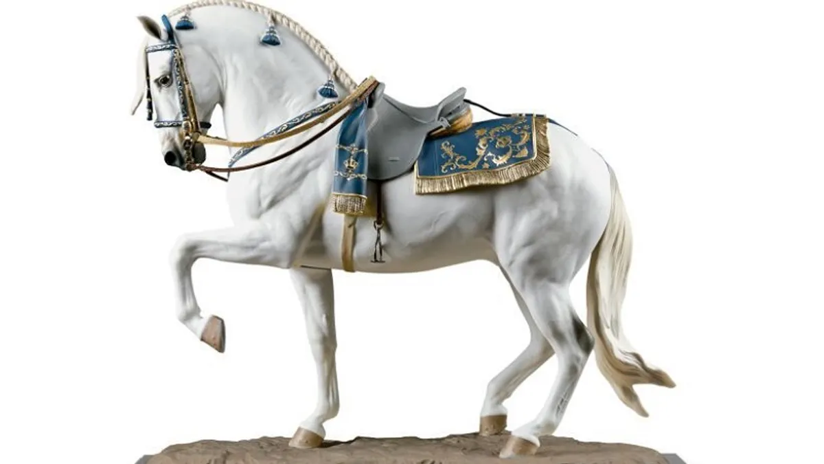 LLadró作為全球奢侈精品,去年即以安達盧西亞舞馬為主題,推出盡顯馬匹優雅駿美姿態的「西班牙純種馬」雕塑。(圖/瘋設計) LLadró作為全球奢侈精品,去年即以安達盧西亞舞馬為主題,推出盡顯馬匹優雅駿美姿態的「西班牙純種馬」雕塑。(圖/瘋設計)