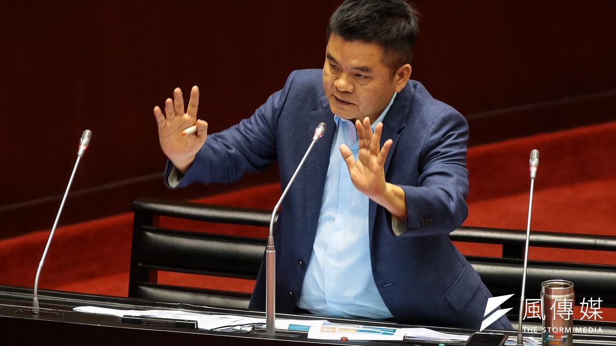 民進黨中央30日中午公布昨天晚上進行的屏東縣第2選區立委初選民調結果。挺英的現任黨籍立委莊瑞雄(見圖),不論黨外對比、黨內互比,都大勝表態挺賴的前立委鄭朝明。(資料照,顏麟宇攝) 民進黨中央30日中午公布昨天晚上進行的屏東縣第2選區立委初選民調結果。挺英的現任黨籍立委莊瑞雄(見圖),不論黨外對比、黨內互比,都大勝表態挺賴的前立委鄭朝明。(資料照,顏麟宇攝)