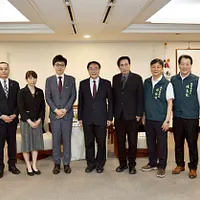 日本・秋田市の沼谷純市長(左から4人目)、台南市の黄偉哲市長を表敬訪問。(写真/台南市政府提供) 日本・秋田市の沼谷純市長(左から4人目)、台南市の黄偉哲市長を表敬訪問。(写真/台南市政府提供)