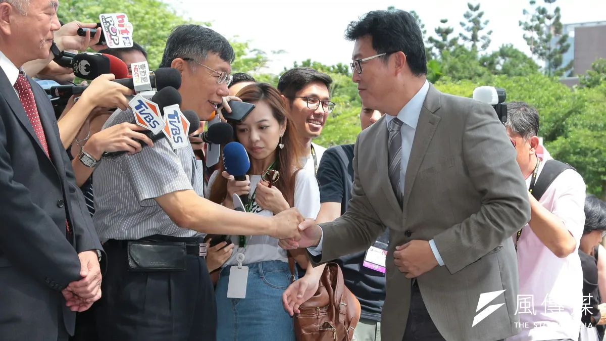 台北市長柯文哲(左)與民進黨台北市長參選人姚文智(右)握手。(顏麟宇攝)