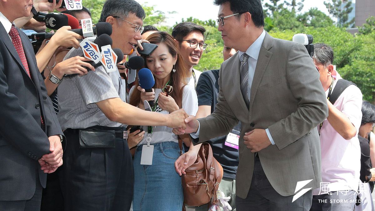 台北市長柯文哲(左)與民進黨台北市長參選人姚文智(右)握手。(顏麟宇攝) 台北市長柯文哲(左)與民進黨台北市長參選人姚文智(右)握手。(顏麟宇攝)