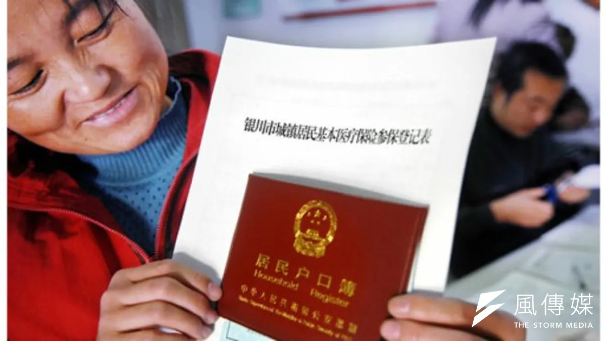 戶籍就像擋在中國農村和城市間的一扇鐵門:門外的人要推門而入,而門裏的人卻牢牢地攥住門把手。