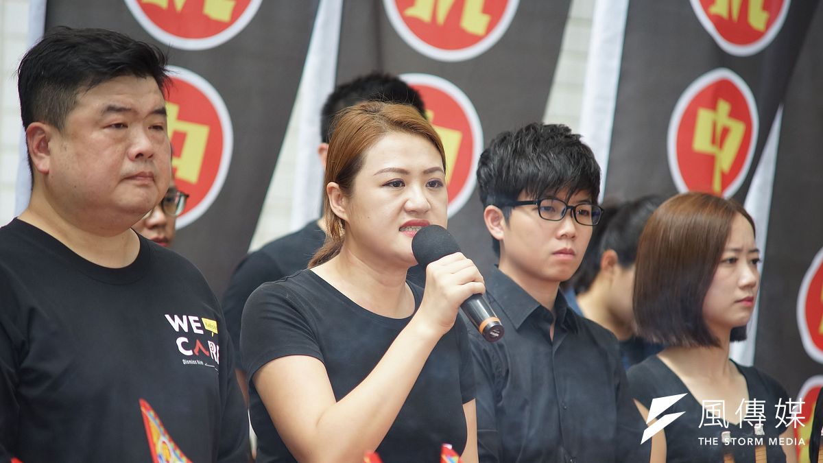 民進黨菊系嫡系議員高閔琳(左二)在競爭激烈的民進黨內初選中,成為高雄唯一中箭落馬的現任議員(盧逸峰攝) 民進黨菊系嫡系議員高閔琳(左二)在競爭激烈的民進黨內初選中,成為高雄唯一中箭落馬的現任議員(盧逸峰攝)