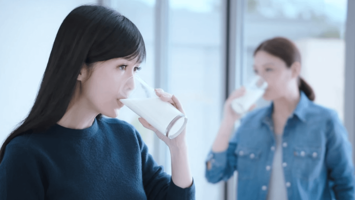 迷信喝低脂牛奶比較不會胖?(示意圖取自youtube) 迷信喝低脂牛奶比較不會胖?(示意圖取自youtube)