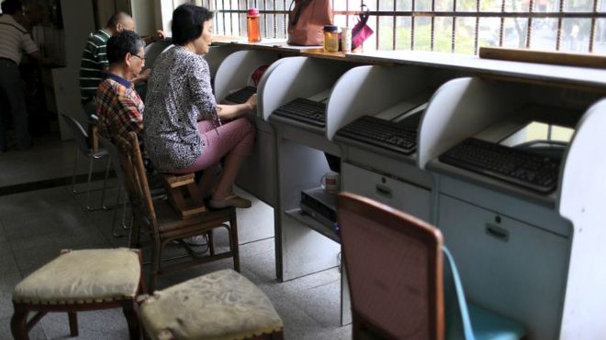 中國股市27日顯著下滑,其中證券股跌幅最大(圖為上海股市散戶投資者)(BBC中文網) 中國股市27日顯著下滑,其中證券股跌幅最大(圖為上海股市散戶投資者)(BBC中文網)