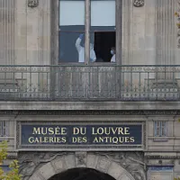 2025年10月19日、強盗事件を受けて封鎖されたルーヴル美術館の入口。フランス警察が現場検証と証拠収集を進めた。(AP通信) 2025年10月19日、強盗事件を受けて封鎖されたルーヴル美術館の入口。フランス警察が現場検証と証拠収集を進めた。(AP通信)