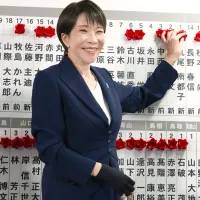 首相で自民党総裁の高市早苗氏が、党本部で当選者に花を付けて祝意を示した。(写真/AP通信提供) 首相で自民党総裁の高市早苗氏が、党本部で当選者に花を付けて祝意を示した。(写真/AP通信提供)
