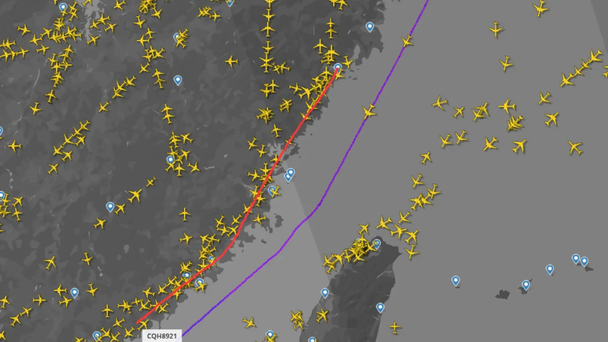 紅線部分就是沿海的A470航線,從flightradar24的即時飛航圖中可以看到,飛機密度高於其他航線。紫線是M503航線。(取自微信公眾號底線思維)