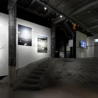 布施琳太郎キュレーションによる展覧会「すごい指」が西麻布で開催中で、気鋭の作家陣による新作展示やトークセッションを通じて現代のテクノロジーと身体感覚を再考する。(写真/MEET YOUR ART / WALL_alternative提供) 布施琳太郎キュレーションによる展覧会「すごい指」が西麻布で開催中で、気鋭の作家陣による新作展示やトークセッションを通じて現代のテクノロジーと身体感覚を再考する。(写真/MEET YOUR ART / WALL_alternative提供)