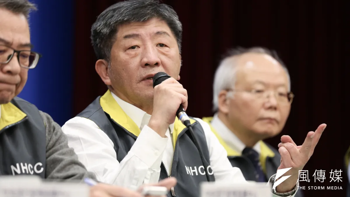 中央流行疫情指揮中心指揮官陳時中19日召開例行記者會,宣布我國新增1名新冠肺炎確診個案。(簡必丞攝)