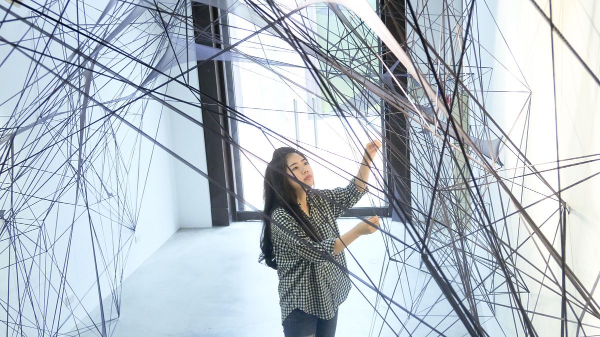 將彈性尼龍布化為畫家筆下的線條。(圖/高雄市政府文化局駁二營運中心提供) 將彈性尼龍布化為畫家筆下的線條。(圖/高雄市政府文化局駁二營運中心提供)