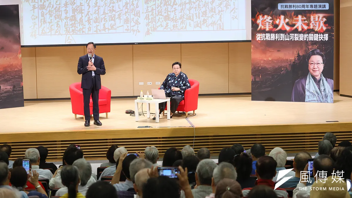 長風基金会の江宜樺会長(左)が主催し、米スタンフォード大学フーバー研究所の研究員、郭岱君氏(右)が16日に「抗戦勝利80周年」特別講演を行った。(顏麟宇撮影) 長風基金会の江宜樺会長(左)が主催し、米スタンフォード大学フーバー研究所の研究員、郭岱君氏(右)が16日に「抗戦勝利80周年」特別講演を行った。(顏麟宇撮影)