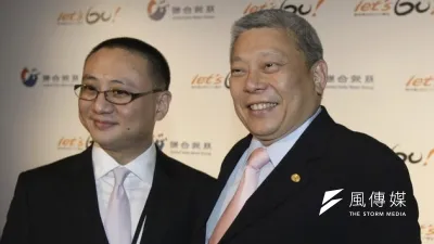 國際調查記者聯盟揭露的資料鉅細靡遺,促使原本否認《天下雜誌》報導的台灣首富蔡衍明(右),在不到2天的時間內,即在今日大篇幅刊登廣告說明。(吳逸驊攝)