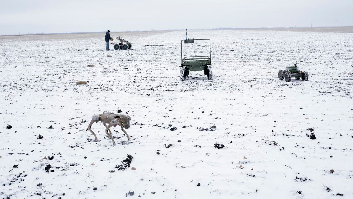 這場戰爭推動了下一代作戰科技的衍生。圖為烏軍最近展示的機器狗和無人駕駛地面車輛。(WSJ,Emanuele Satolli) 這場戰爭推動了下一代作戰科技的衍生。圖為烏軍最近展示的機器狗和無人駕駛地面車輛。(WSJ,Emanuele Satolli)