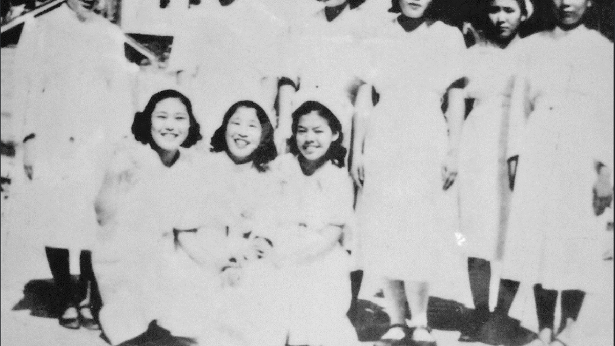 傅秀松曾為日治時期的醫療室護士,後與與治療眼疾的砲擊隊長孫海峰相遇。圖為廣東第二陸軍醫院的台灣總督府派遣第三回篤志看護助手,後排左二為傅秀松(遠足文化提供) 傅秀松曾為日治時期的醫療室護士,後與與治療眼疾的砲擊隊長孫海峰相遇。圖為廣東第二陸軍醫院的台灣總督府派遣第三回篤志看護助手,後排左二為傅秀松(遠足文化提供)