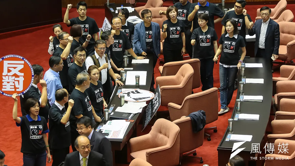 國民黨團立委18日於院會表態反對廢止特偵組。(顏麟宇攝) 國民黨團立委18日於院會表態反對廢止特偵組。(顏麟宇攝)