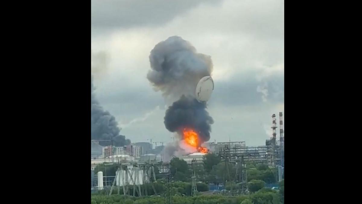 莫斯科煉油廠火光沖天!烏克蘭無人機「深入襲擊」俄羅斯,一度讓4座機場全面停擺