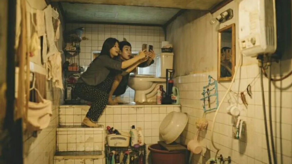 看過電影《寄生上流》的人知道,地下室的居住環境多糟糕。(圖/IMDB)