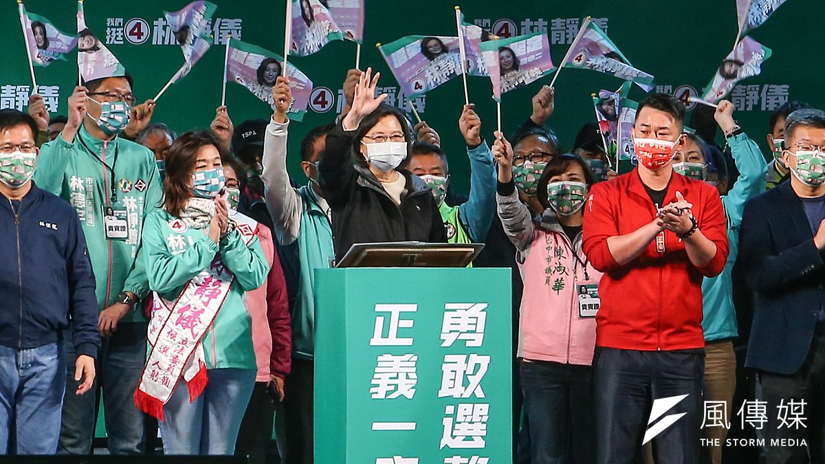 在蔡英文的帶領下,民進黨已成為名副其實的黨機器,可以隨蔡英文的意志運作。此刻的蔡英文已登上權力頂峰,只有當年李登輝權勢最盛時可比。(顏麟宇攝) 在蔡英文的帶領下,民進黨已成為名副其實的黨機器,可以隨蔡英文的意志運作。此刻的蔡英文已登上權力頂峰,只有當年李登輝權勢最盛時可比。(顏麟宇攝)