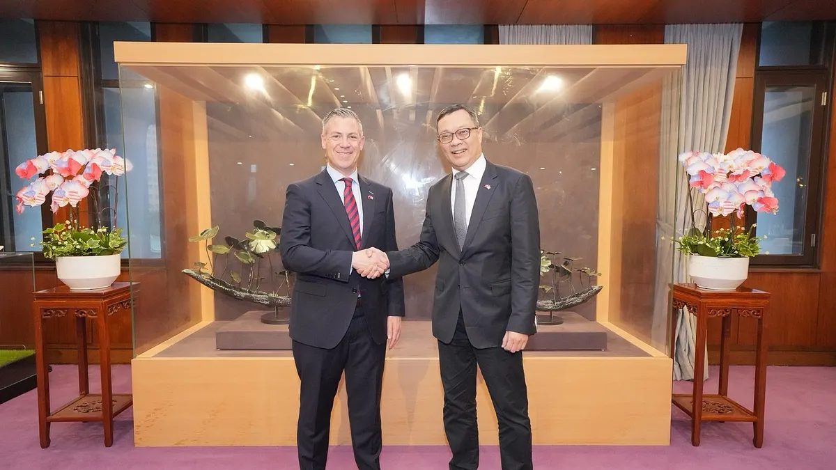 外交部政務次長陳明祺(右)晚宴歡迎美國聯邦參議院軍事委員會共和黨參議員班克斯(左)到訪台灣。(外交部提供)