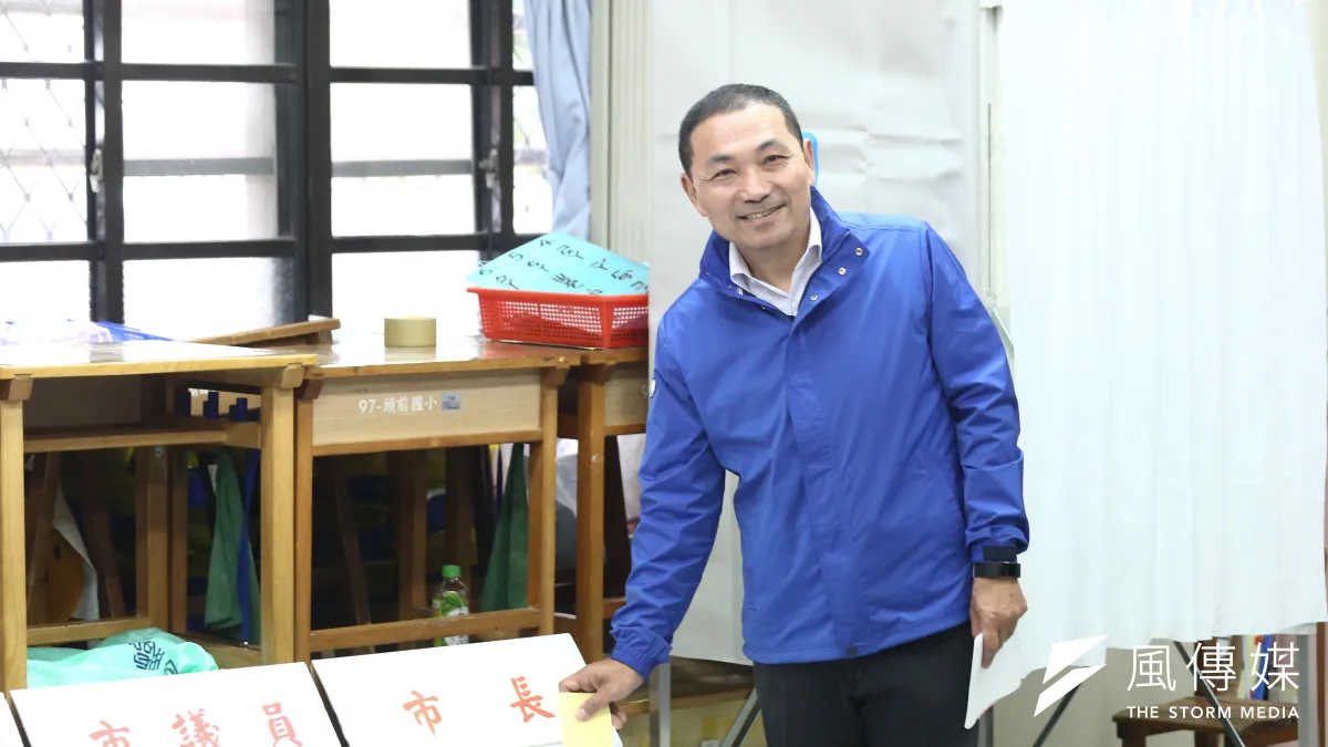 國民黨新北市長候選人侯友宜上午9時30分抵達新莊頭前國小,排隊47分鐘才完成投票,他表示投完最想去跑步跟游泳!(陳品佑攝)