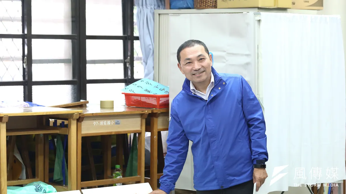 國民黨新北市長候選人侯友宜上午9時30分抵達新莊頭前國小,排隊47分鐘才完成投票,他表示投完最想去跑步跟游泳!(陳品佑攝) 國民黨新北市長候選人侯友宜上午9時30分抵達新莊頭前國小,排隊47分鐘才完成投票,他表示投完最想去跑步跟游泳!(陳品佑攝)