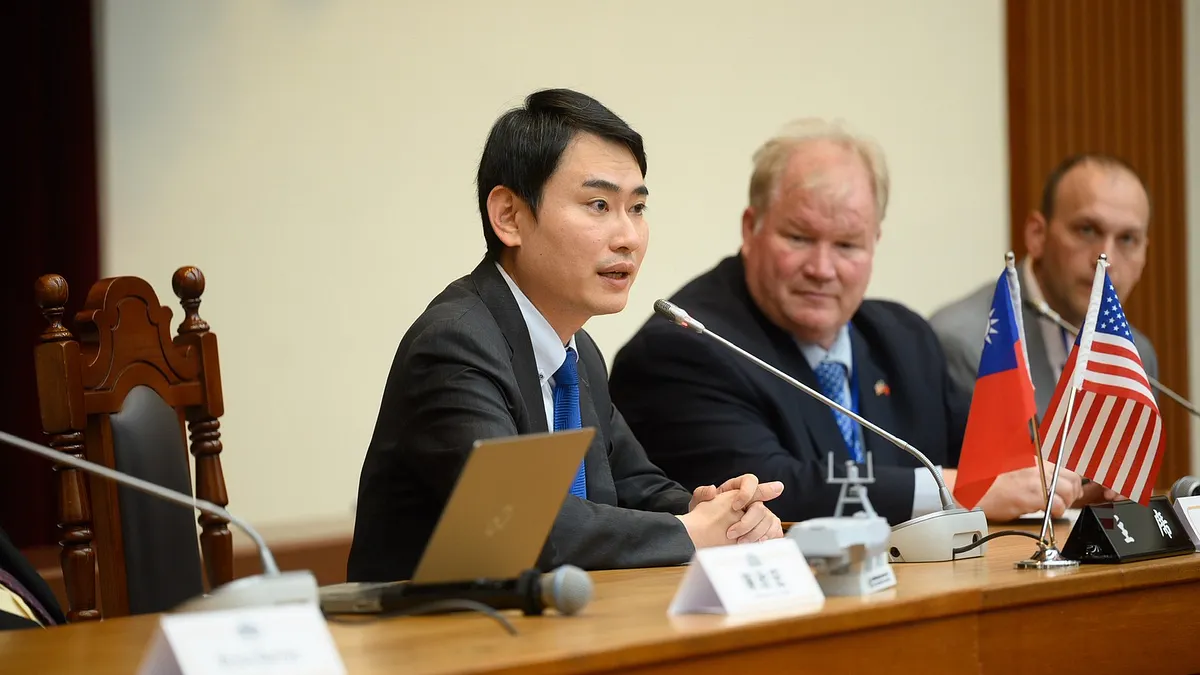 民進黨立委陳冠廷(左)、美國退役海軍少將蒙哥馬利(中,Mark Montgomery)出席「海上防衛無人趨勢論壇」。(陳冠廷辦公室提供)