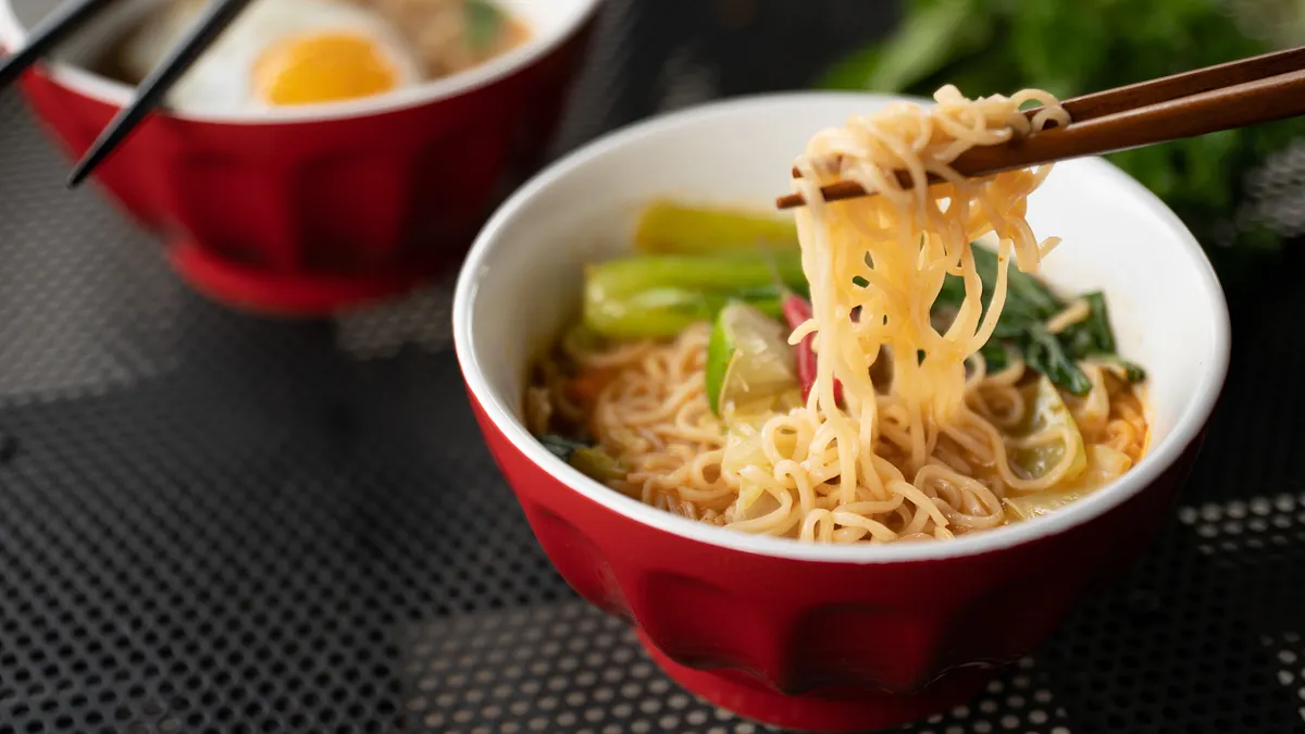 台灣速食麵市場競爭激烈,本土品牌近年來持續推陳出新,為消費者帶來更具特色的在地口味。(示意圖/取自Freepik) 台灣速食麵市場競爭激烈,本土品牌近年來持續推陳出新,為消費者帶來更具特色的在地口味。(示意圖/取自Freepik)