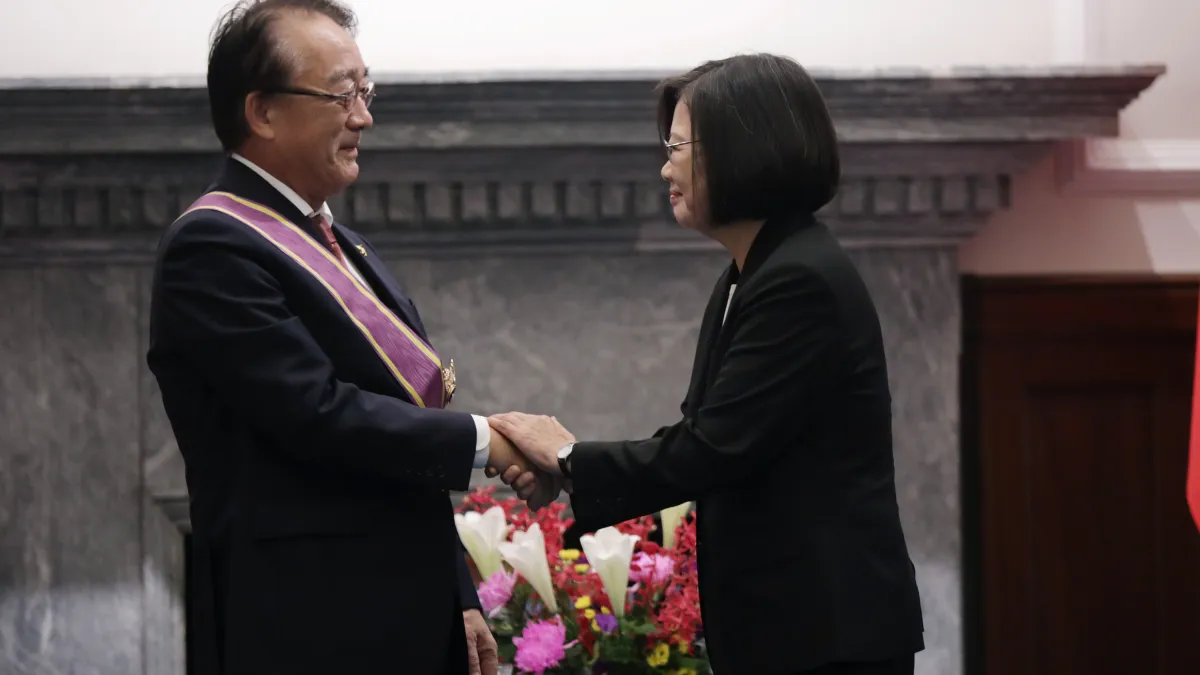 總統蔡英文(右)1日頒授「日本台灣交流協會台北事務所代表沼田幹夫(左)『大綬景星勳章』」(取自總統府flickr)