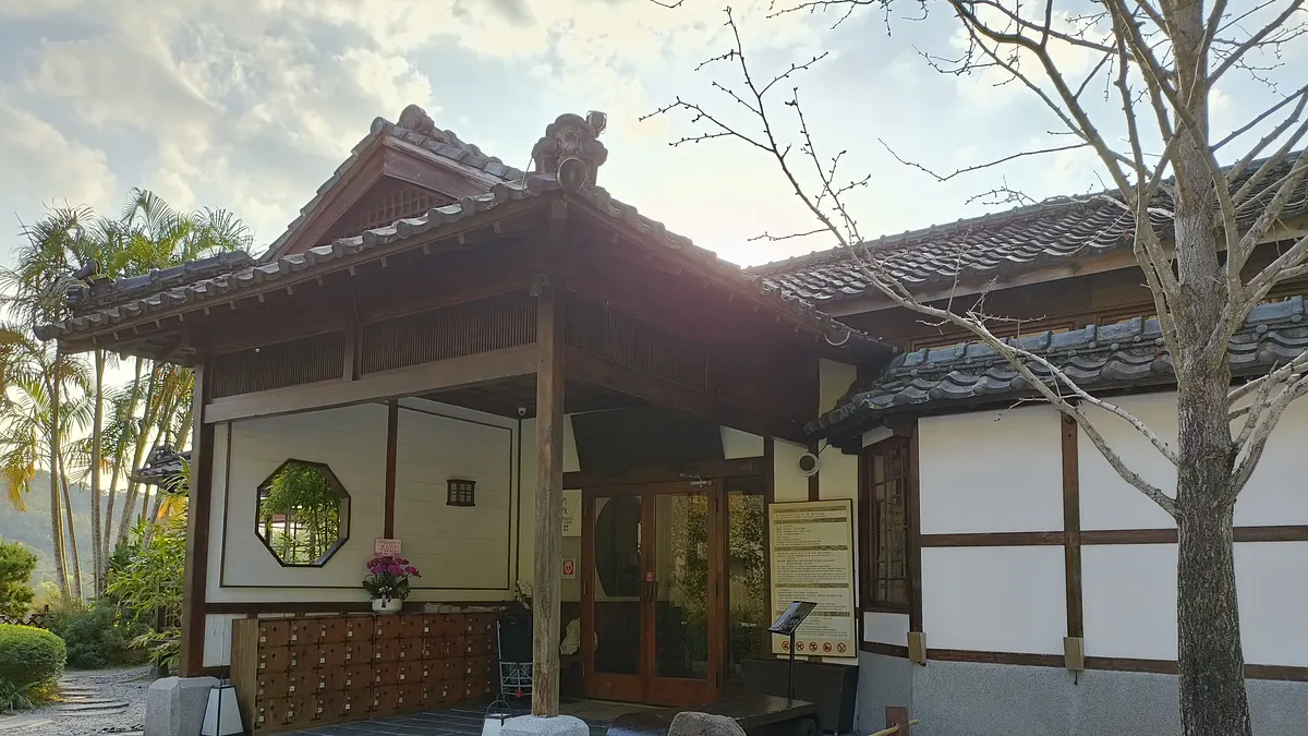 北市市定古蹟「北投文物館」正展出「東風西行—18世紀清三代外銷瓷流行歐陸特展」,展品以青花、伊萬里、五彩和粉彩四類瓷器為主,其中多件展品是借展自閉館整修中的國立歷史博物館,展期到2023年8月13日。(作者攝) 北市市定古蹟「北投文物館」正展出「東風西行—18世紀清三代外銷瓷流行歐陸特展」,展品以青花、伊萬里、五彩和粉彩四類瓷器為主,其中多件展品是借展自閉館整修中的國立歷史博物館,展期到2023年8月13日。(作者攝)