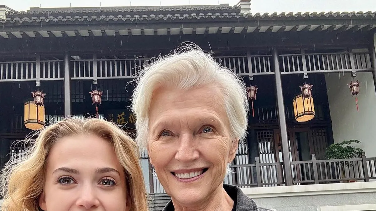 梅耶.馬斯克(Elon Musk)與她的經紀人安娜・薛曼在杭州。(梅耶馬斯克IG)